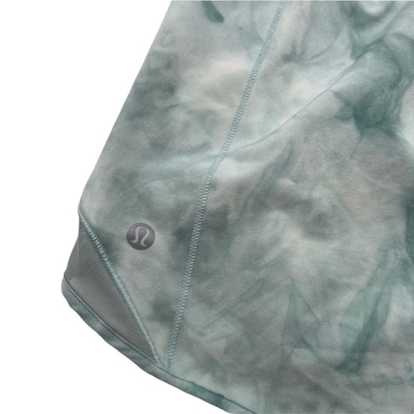 Women’s Lululemon Hotty Hot High Rise 4” Lined Blue Tie Dye Shorts Size 4 - Picture 3 of 10